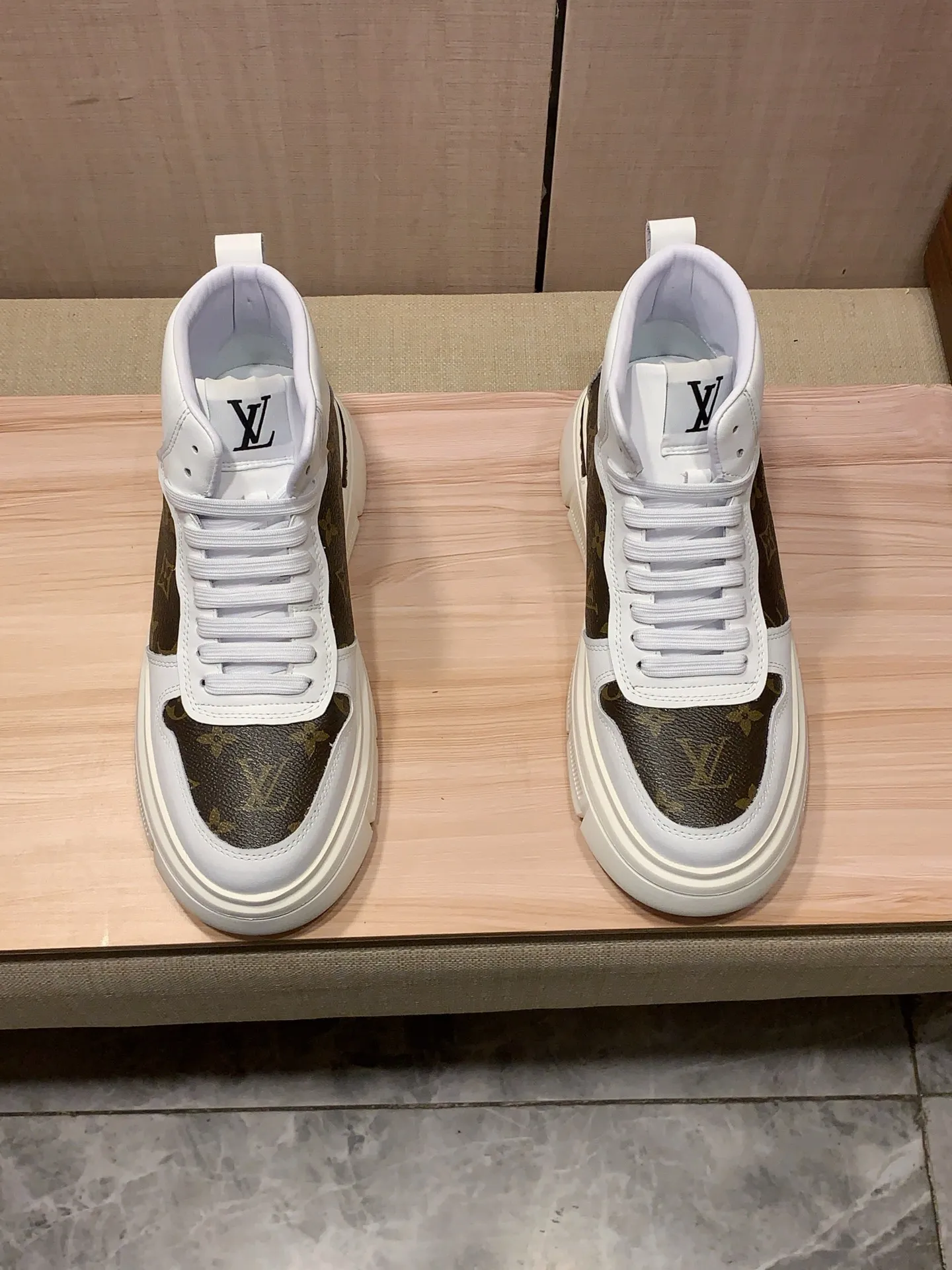 High-top men's shoes 💰442💰💰🎩🎩[Lightning][Lightning] "Lv*" The latest • popular casual shoes, top brand [Seduce] luxury~purchase, top~quality. [Strong] The upper is made of imported breathable cowhide with material ➕ breathable sheepskin feet (•) and fine workmanship. The original stylish and stylish soft rubber wear-resistant and non-slip outsole is light and comfortable on the feet. The real thing looks better when photographed. 122: code: 38-44, 2️⃣ colors selected